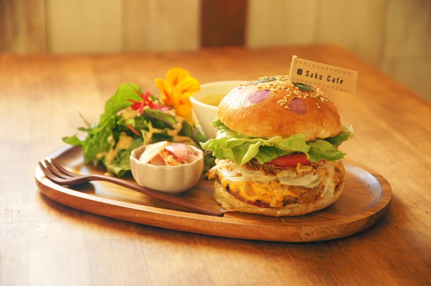 咲くカフェ Flower 黒トリュフバーガー